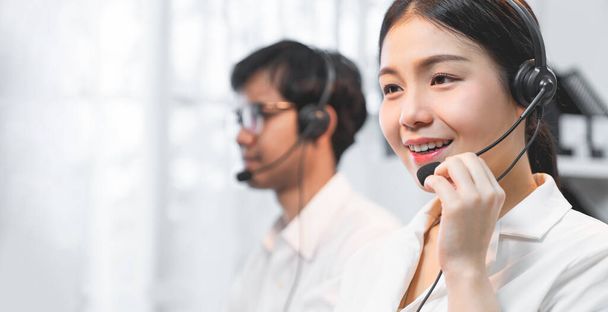 Usmívající se asijská podnikatelka konzultant nosit mikrofon sluchátka zákaznické podpory telefonního operátora na pracovišti. - Fotografie, Obrázek