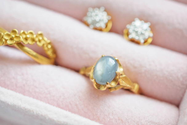 Bague et boucles d'oreilles en saphir diamant or et argent dans une boîte à bijoux de luxe - Photo, image