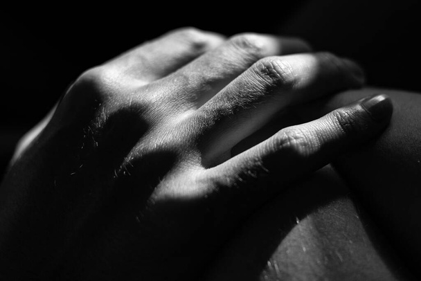 Detailní záběr ruky člověka na rozmazaném pozadí ve stupních šedi - Fotografie, Obrázek
