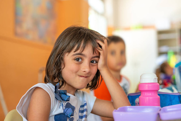 Jeune fille sur son premier jour d'école primaire dans la salle de classe. - Photo, image