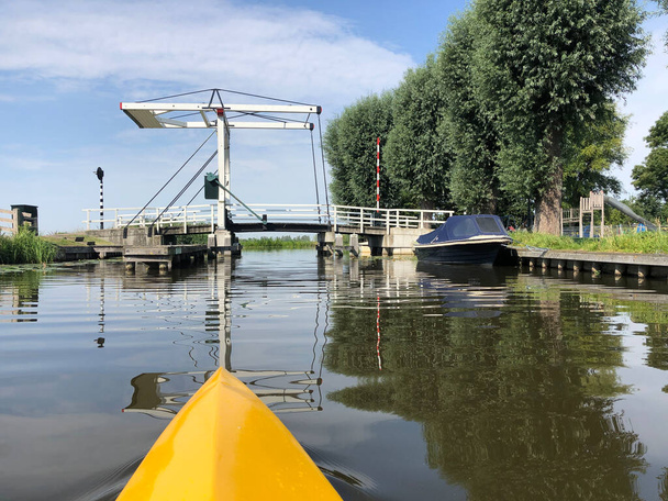 Canoagem através do canal em torno de IJlst, Friesland Países Baixos - Foto, Imagem