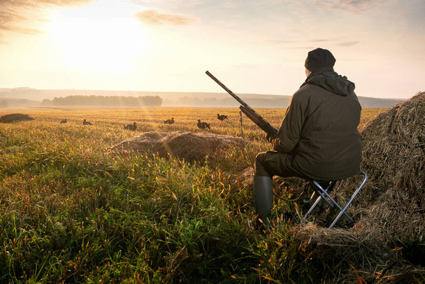 The man is on the hunt. Hunter with a hunting gun. Hunting for game birds.  - Foto, imagen