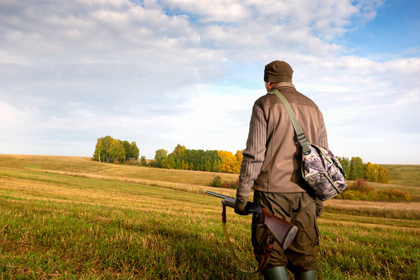  The man is on the hunt. Autumn hunting season. Man hunter with a gun. Copy space. - Fotoğraf, Görsel