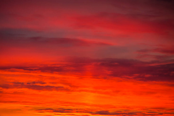Ohnivě oranžová obloha východu slunce - Fotografie, Obrázek