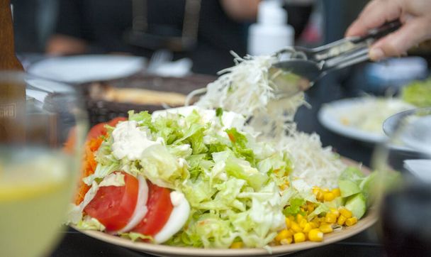 Salade met groenten, tomaten, kool, uien en maïs afbeelding - Foto, afbeelding