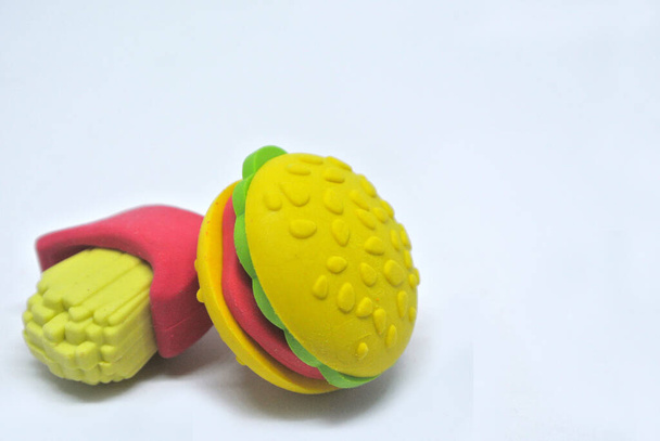 Kiválasztott összpontosított burger és sült krumpli készült színes játék puha gumi elszigetelt fehér alapon.  - Fotó, kép