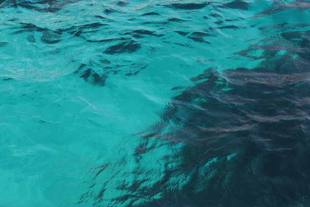 бирюзовая поверхность воды в качестве фона - Фото, изображение