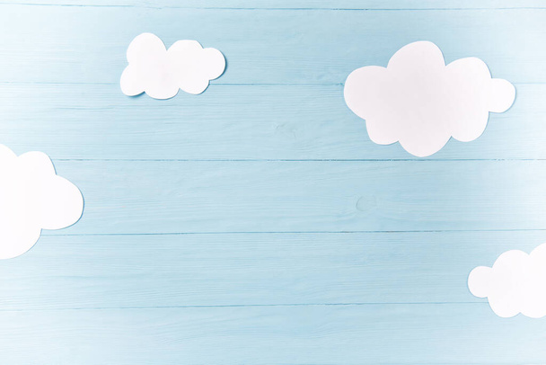 Erkek bebek arka planı, beyaz bulutlar mavi ahşap arka planda - Fotoğraf, Görsel
