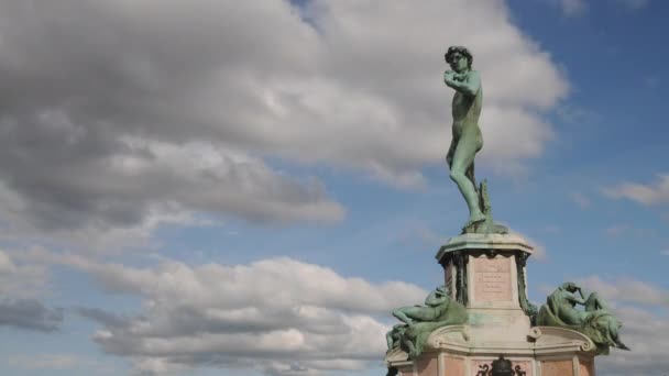 Firenze, Michelangelo tér. Michelangelo Dávidjának bronz szobra Firenzével szemben a kék felhős ég ellen. Időintervallum. - Felvétel, videó