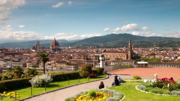 Florence, mei 2020: De skyline van Florence met de kathedraal van Santa Maria del Fiore en de basiliek van het Heilig Kruis gezien vanaf Piazzale Michelangelo. Tijdsverloop. Italië - Video
