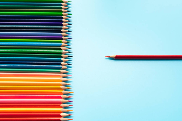 Liderlik işi konsepti. Diğer renge kırmızı renkli kurşun kalem sunumu - Fotoğraf, Görsel