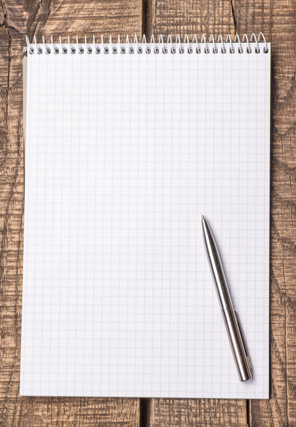 Пустая или пустая бумага с ручкой
 - Фото, изображение