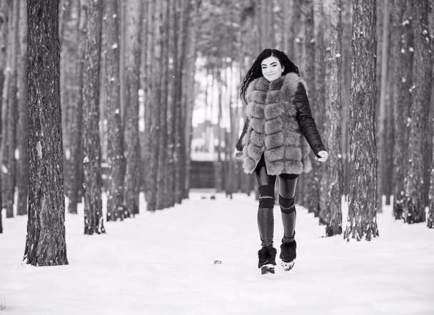 Mujer en abrigo de piel gris caminar en el bosque en el día de invierno al aire libre, las señoras moda casual - Foto, Imagen