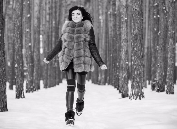 nő szürke szőrme kabát séta erdőben télen szabadban, hölgyek alkalmi divat - Fotó, kép