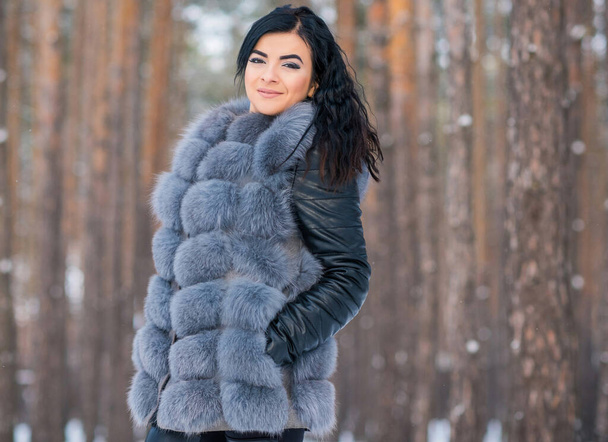 Žena v šedém kožichu kráčet v lese v zimním dni venku, dámy ležérní móda - Fotografie, Obrázek