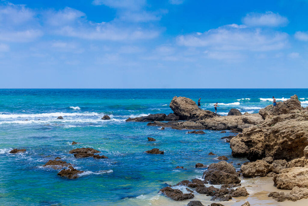 Gyönyörű kilátás nyílik a sziklák megy a tengerbe a Givat Olga strand. Izrael. - Fotó, kép