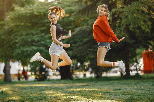 Girls spend time in a summer park - Foto, imagen