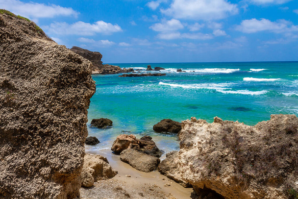 Bela vista mar através de penhascos de pedra na praia Givat Olga em Hadera. Israel
. - Foto, Imagem