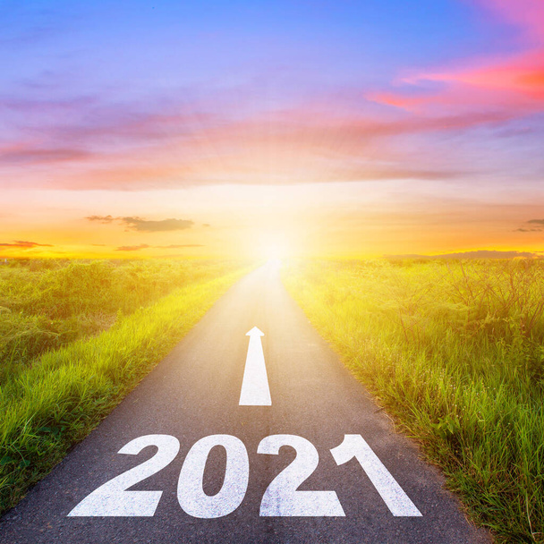 Concepto de Objetivos de Año Nuevo: Atardecer en camino de asfalto vacío y Feliz Año Nuevo 2021. - Foto, Imagen