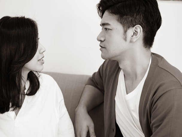 Jonge vrouw en man hebben onenigheid in zwart-wit - Foto, afbeelding
