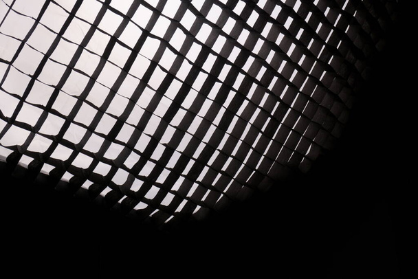 Faisant partie de l'éclairage studio professionnel, Octababox avec grille devant fond noir. - Photo, image