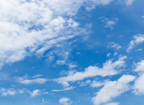 Błękitne niebo z rozrzuconymi chmurami - Zdjęcie, obraz