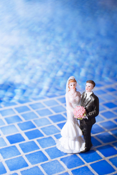 プールの背景に結婚式のカップルの標準的な図。人はいない - 写真・画像