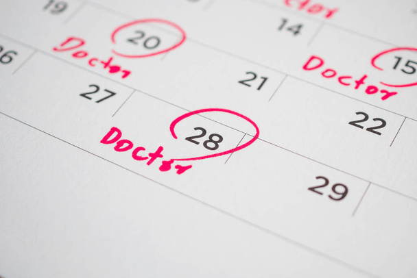 σημαντικό πρόγραμμα ραντεβού με το γιατρό γράψτε στο λευκό ημερολόγιο ημερομηνία σελίδας close up - Φωτογραφία, εικόνα