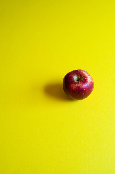 Isolated fresh red apple on yellow background.  - Foto, Bild