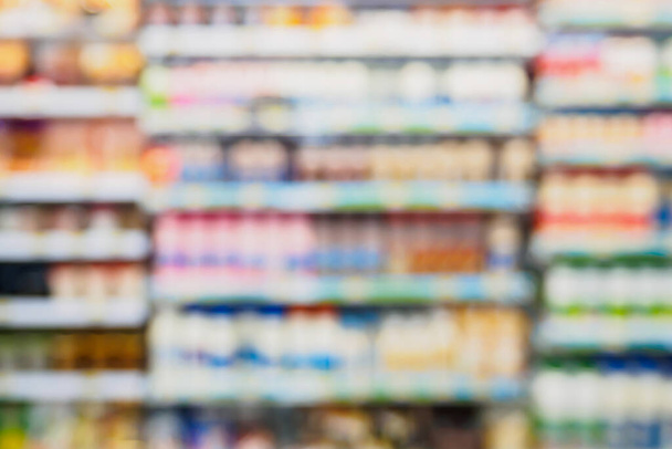 概要棚の上に乳製品とぼやけたスーパーマーケット - 写真・画像