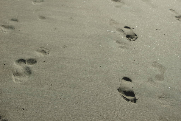 Следы на мокром песке на пляже Северного моря в Ньивпорте, Бельгия, Фландрия. - Фото, изображение