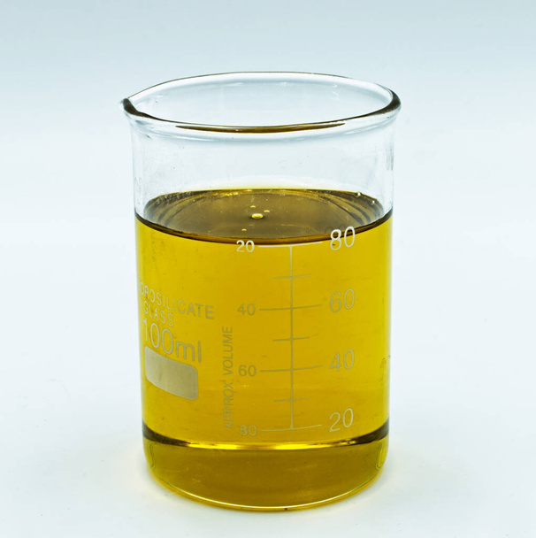 Aceite de oliva italiano extra vergin en una taza de medir aislada sobre fondo blanco - Foto, imagen