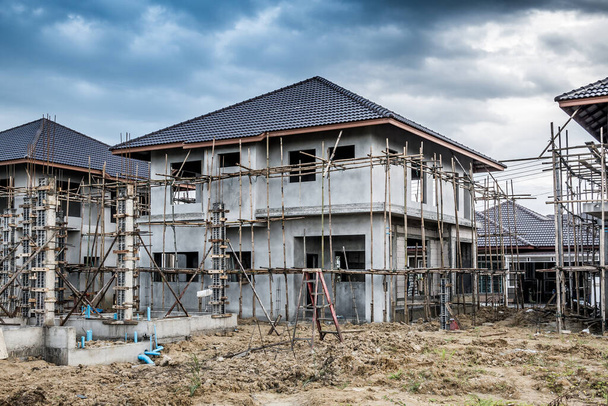 На будівельному майданчику триває будівництво житлового нового будинку
 - Фото, зображення