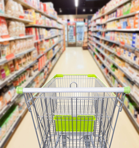 Alejka supermarketów z pustą koncepcją biznesową koszyka zakupów - Zdjęcie, obraz
