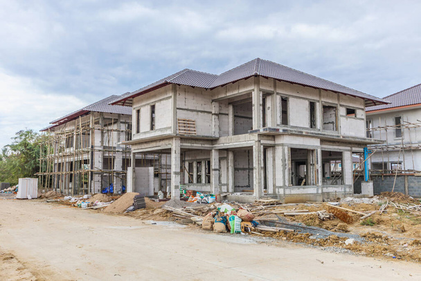 budowa nowego domu mieszkalnego w toku na placu budowy - Zdjęcie, obraz
