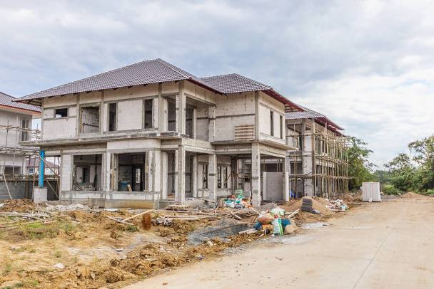 új lakóház építése folyamatban az építkezésen - Fotó, kép