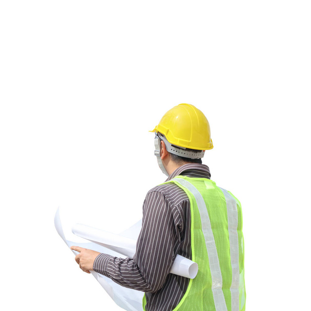 Asyalı işadamı inşaat mühendisi, kırpma yolu ile beyaz arkaplanda izole edilmiş plan kağıdını tutuyor - Fotoğraf, Görsel