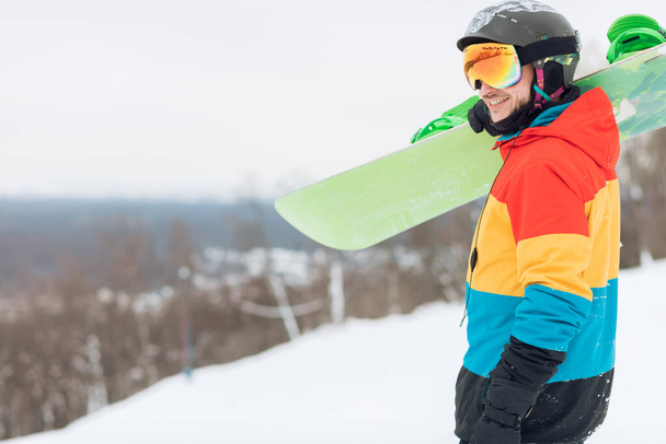 guy with positive mood preparing for snowboarding - Fotografie, Obrázek