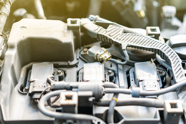 ガレージでのチェックや修理のためのカバークランクケースの準備を取ることにより、古いと汚れた自動車のパワーエンジンの詳細を閉じます - 写真・画像