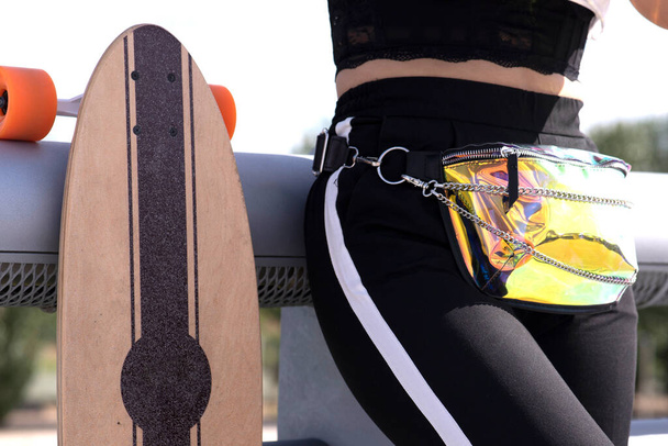 дівоче тіло зі скейтбордом і повсякденним одягом
 - Фото, зображення