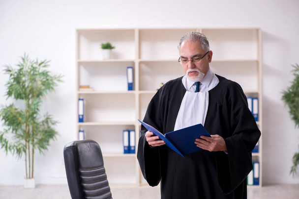 Alter männlicher Richter arbeitet im Gerichtsgebäude - Foto, Bild
