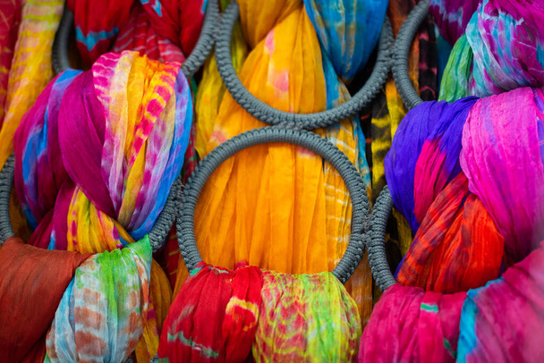 Montón de brillantes piezas multicolores de tela en un bazar - Foto, Imagen