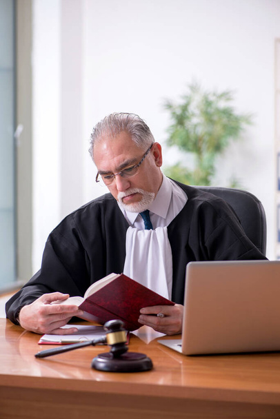 Viejo juez trabajando en el juzgado - Foto, Imagen
