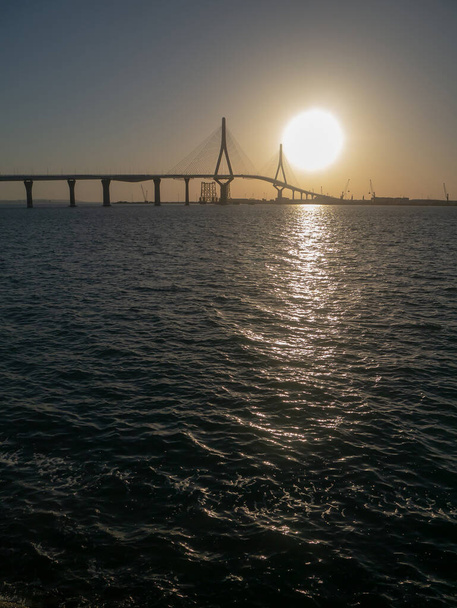 napkelte az alkotmányos hídon, a La Pepa-n, az andalúziai Cdiz-öbölben. Spanyolországba. Európa - Fotó, kép