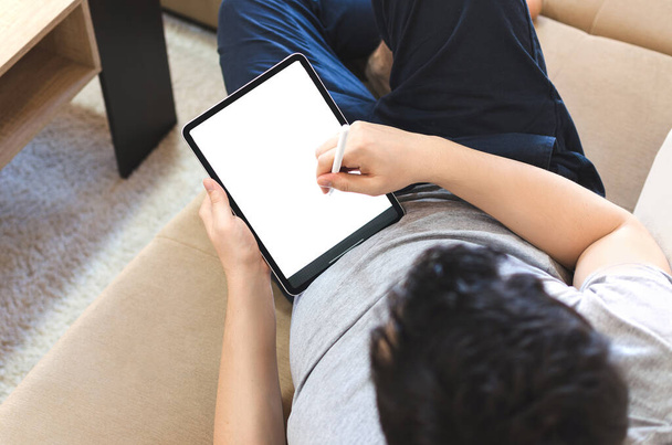masculino usando stylus no tablet para desenhar suas ideias em casa
 - Foto, Imagem