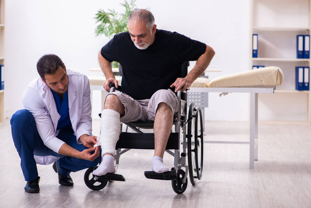 Старий поранений чоловік відвідує молодого лікаря травматолога
 - Фото, зображення