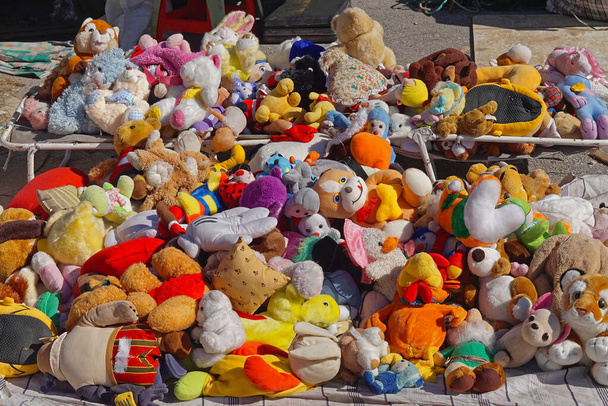 Großer Haufen gebrauchtes altes Spielzeug auf Flohmarkt - Foto, Bild