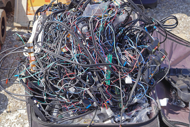 Gebruikte elektrische draden en kabels puinhoop voor koperrecycling - Foto, afbeelding