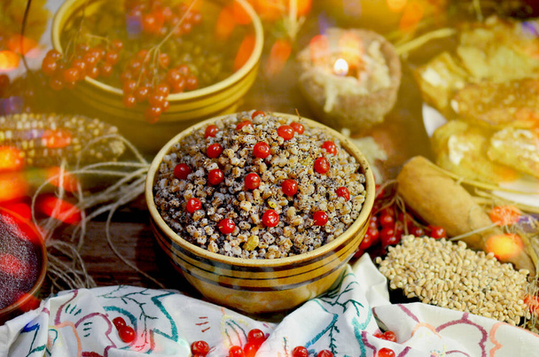 Ουκρανικά Χριστούγεννα kutya στο εορταστικό τραπέζι. Χριστουγεννιάτικο τελετουργικό χυλό από σπόρους σιταριού. - Φωτογραφία, εικόνα