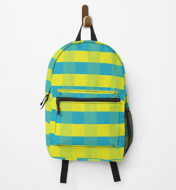 Рюкзак в желтых и синих квадратах висит на стене - Фото, изображение